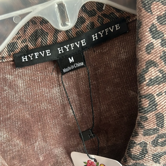 Cropped Animal print jacket 💕. Medium - Picture 3 of 4